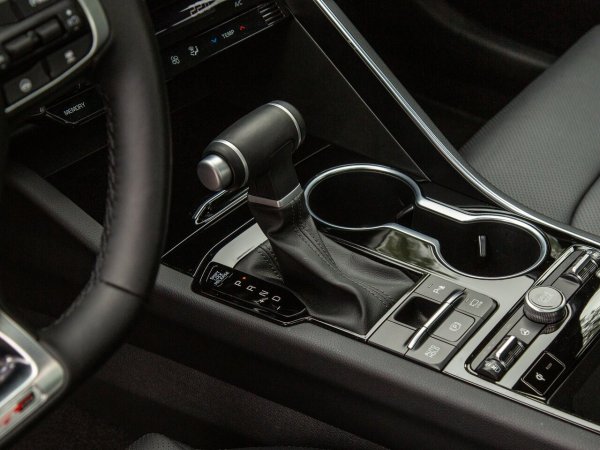 Осемстепенните автоматични трансмисии A8MF1/A8LF1 при версиите с 2,5-литров двигател и шестстепенните скоростни кутии от серията A6MF1 при двулитровия мотор са склонни към придърпване при превключване от първа на втора предавка, както и при намаляване на скоростта. Често причината е свързана със софтуерни проблеми в управляващия блок или прегряване на работната течност при по-активно шофиране.

Първата стъпка е актуализиране на софтуера на управляващия блок на автоматичната скоростна кутия и извършване на адаптация в сервиз. За по-дълъг живот на трансмисията маслото трябва да се подменя частично на всеки 40 000&ndash;50 000 км. Добре е също да се избягват агресивни стартове с едновременно натиснати педали на газта и спирачката.
